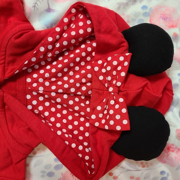 2T bundle ♥ mini mouse zipper hoodie w/ pockets & 2 pairs of fuzzy holiday socks - Picture 7 of 10